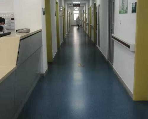 高度近视的潜在风险及对生活的影响